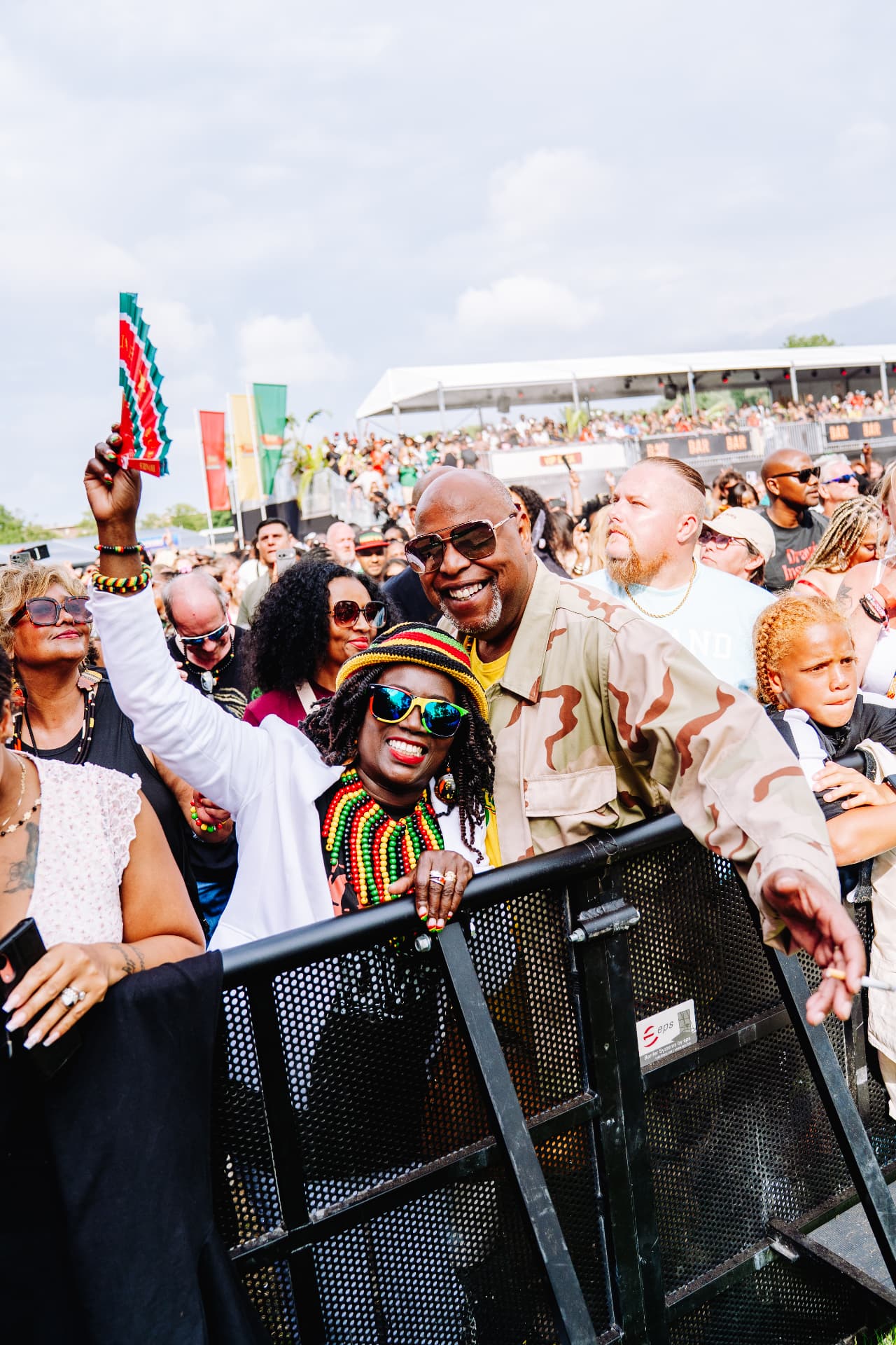 Bezoekers vooraan bij de barrier tijdens Sun Splash Festival
