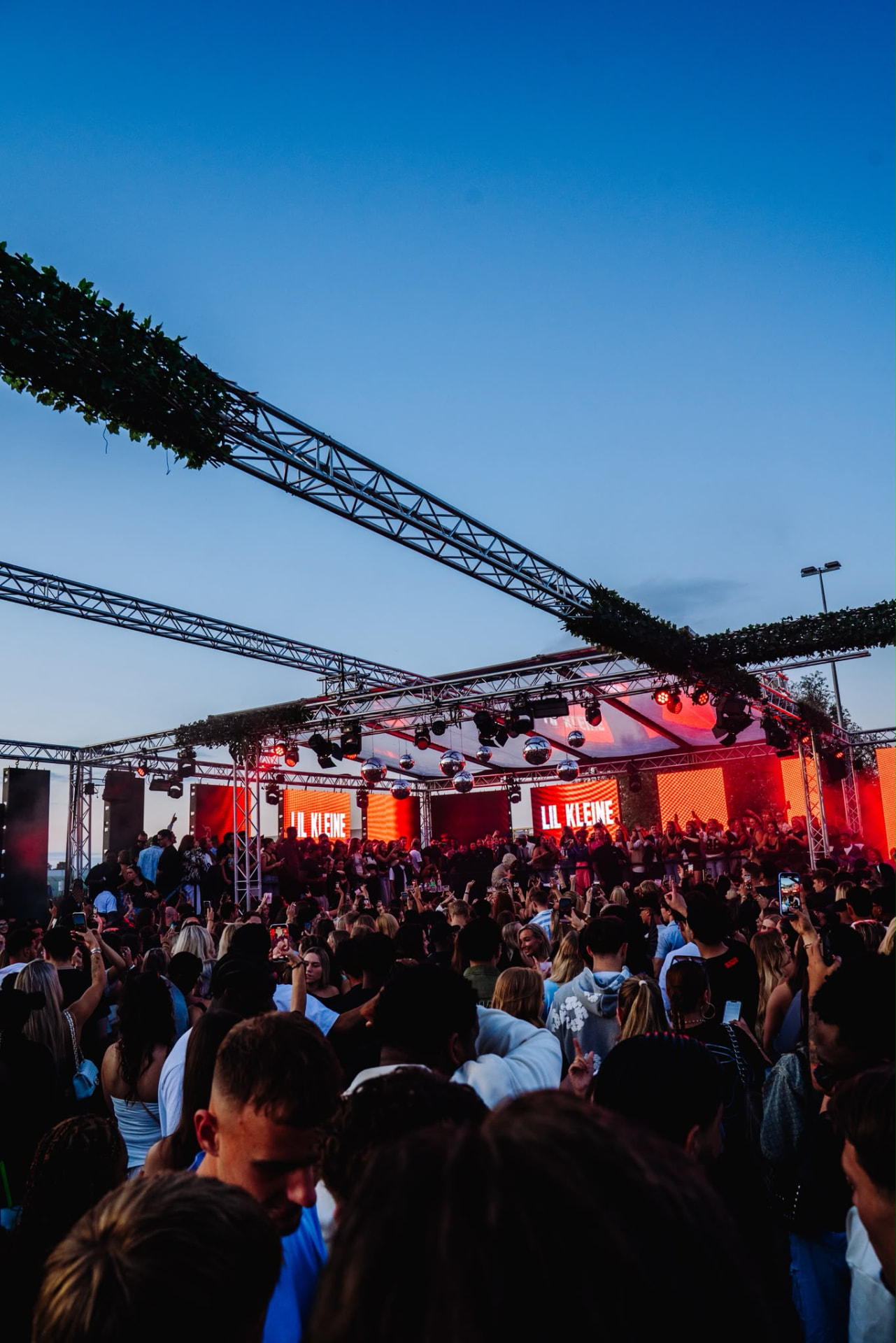 Publiek voor het podium tijdens BRUUT! Festival in de schemering